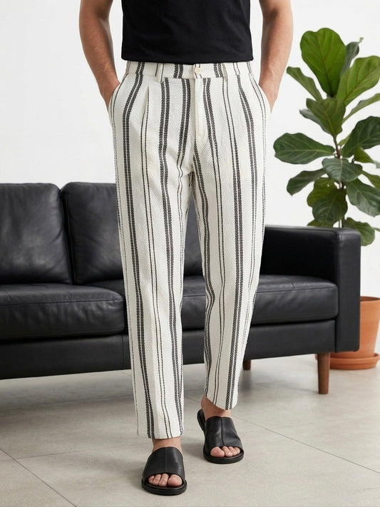 Hümra Beyaz Çizgili Pile Detaylı Modern Kumaş Pantolon
