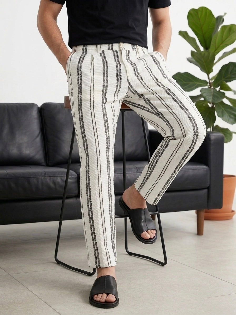 Hümra Beyaz Çizgili Pile Detaylı Modern Kumaş Pantolon